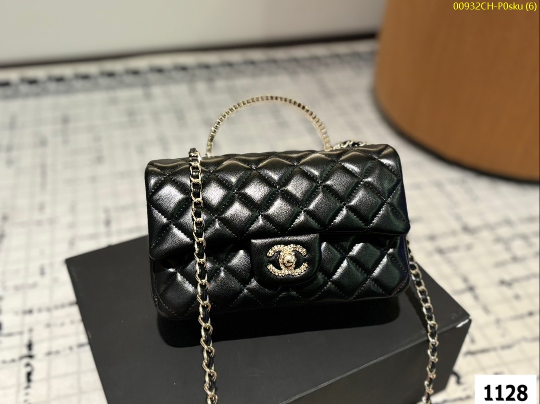 CHANEL Crossbody Bag Size 20*12cm