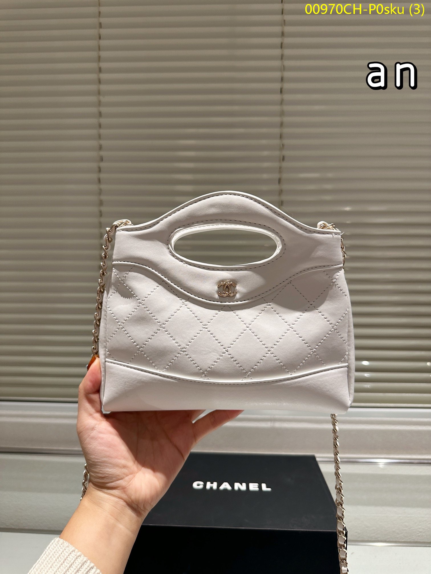 Chanel 23a handbag size: 21*19cm