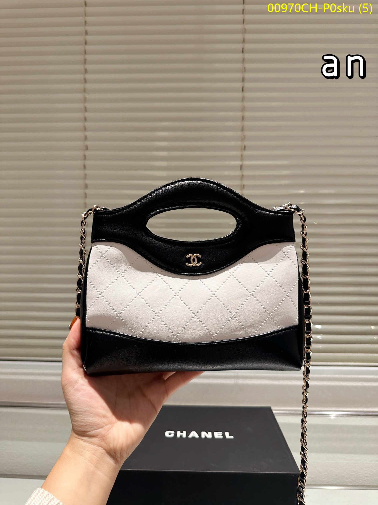 Chanel 23a handbag size: 21*19cm