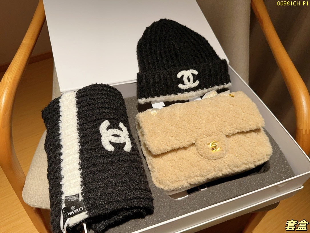 Chanel lambswool cf size: 25cm