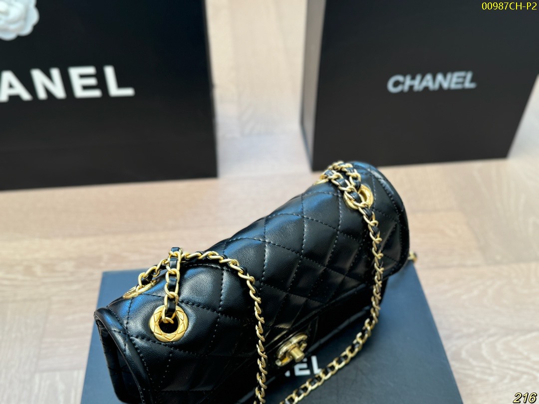 Chanel chain diamond bag size 22*14cm