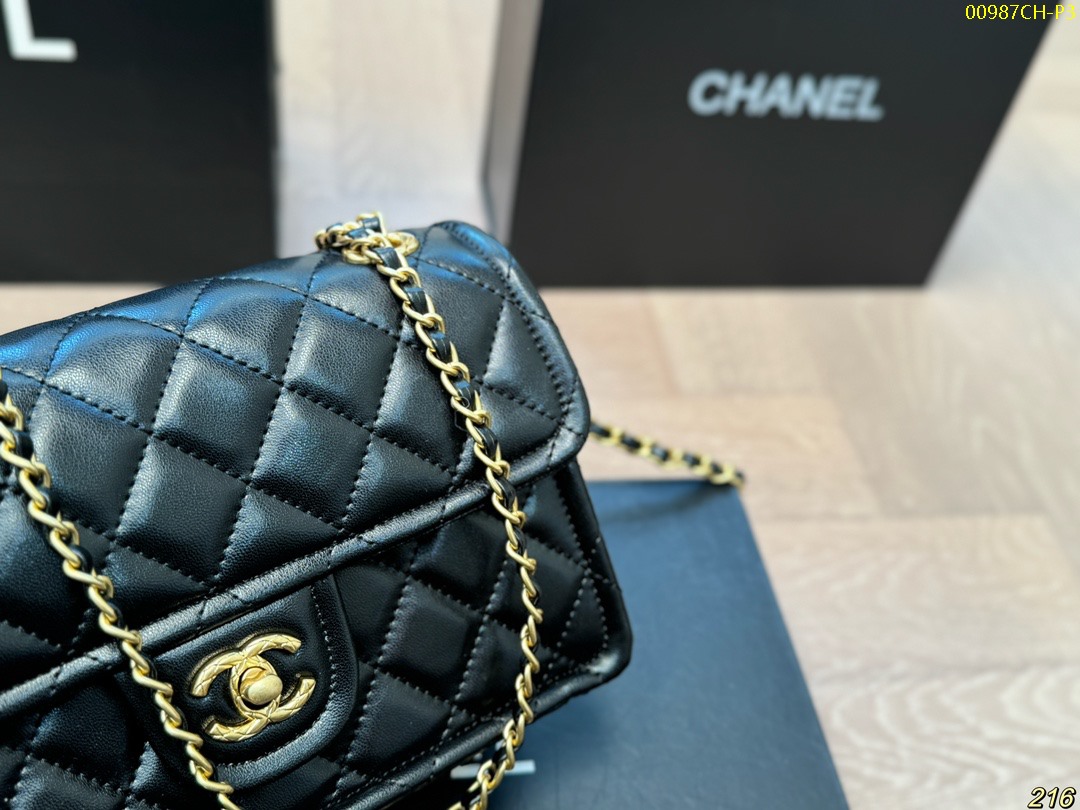 Chanel chain diamond bag size 22*14cm