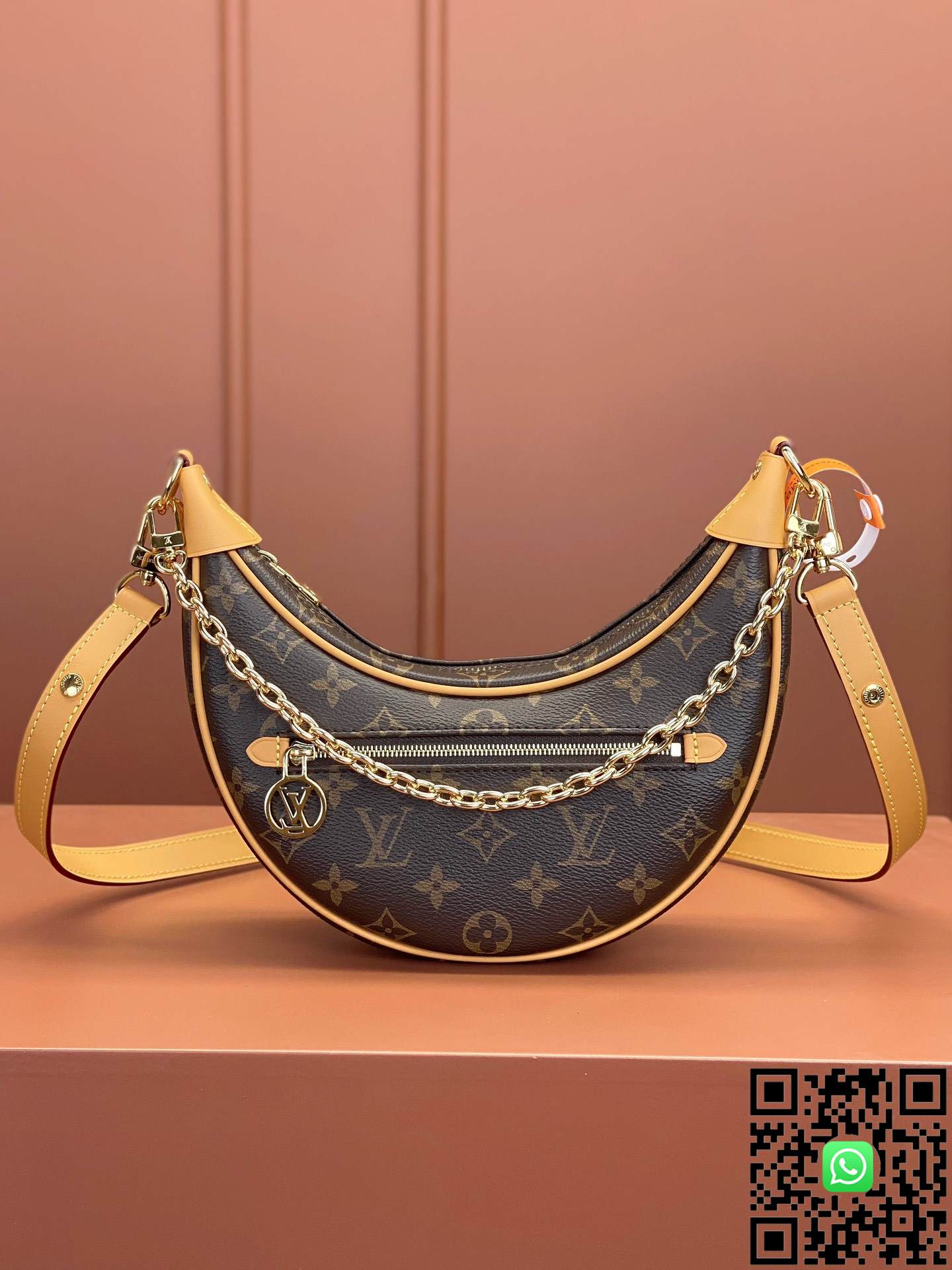 M81098	Louis Vuitton LOOP handbag size:23x13x6cm